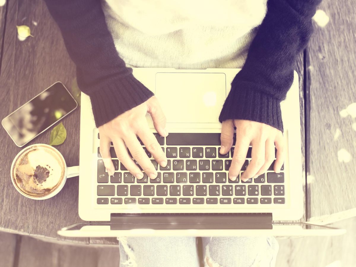 Jak prowadzić osobisty blog łączący refleksje i profesjonalne publikacje?